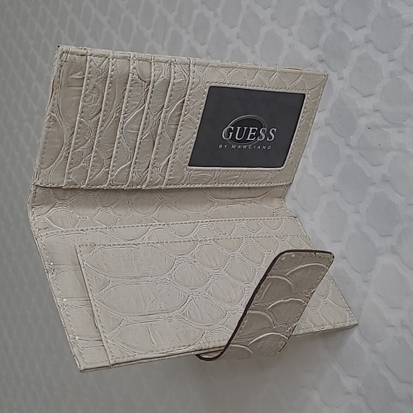 🤩4/$25 GUESS Tri-fold Wallet - Picture 4 of 16